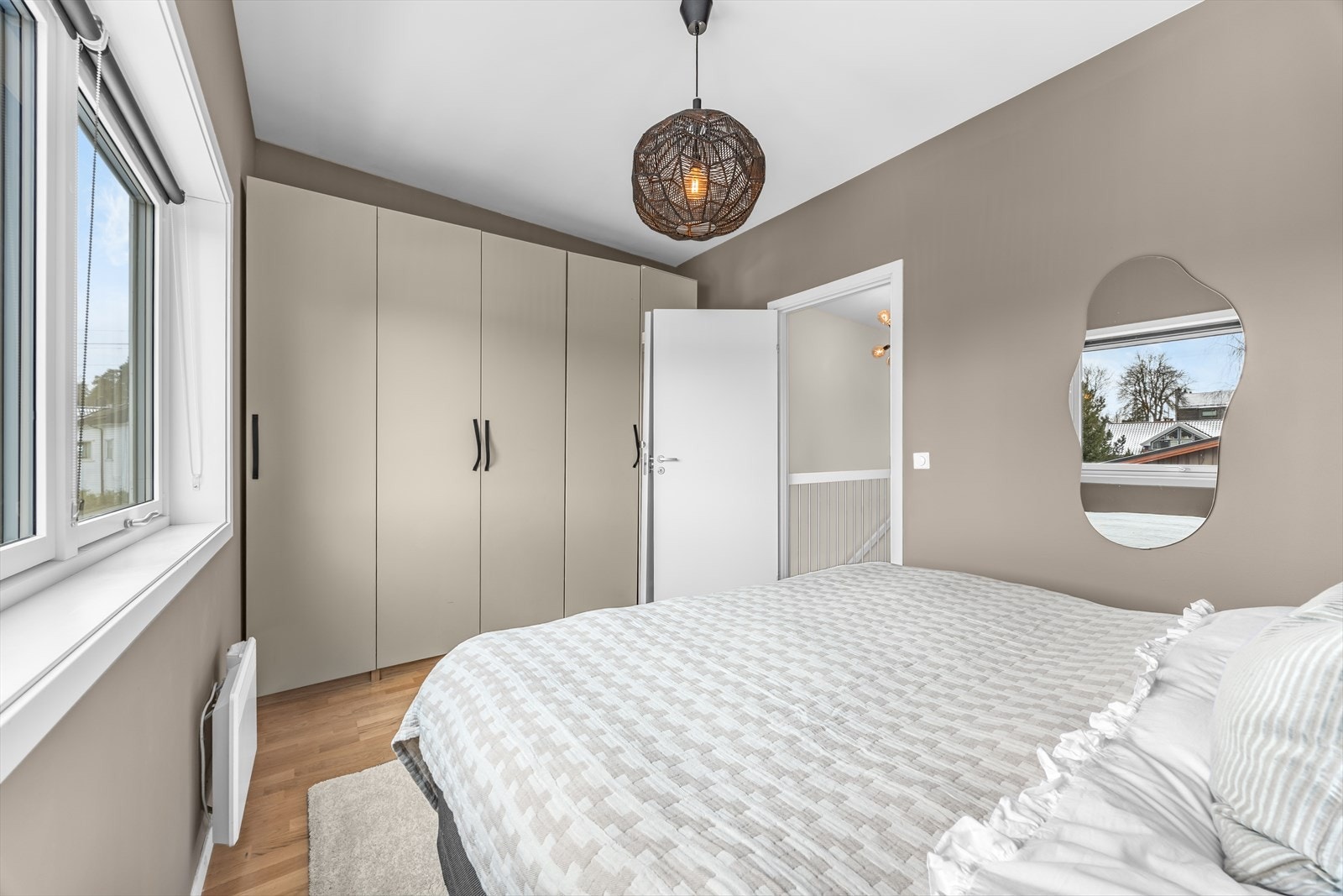 Garderobeskap langs én vegg gir effektiv oppbevaringsløsning i rommet. Galleribilde