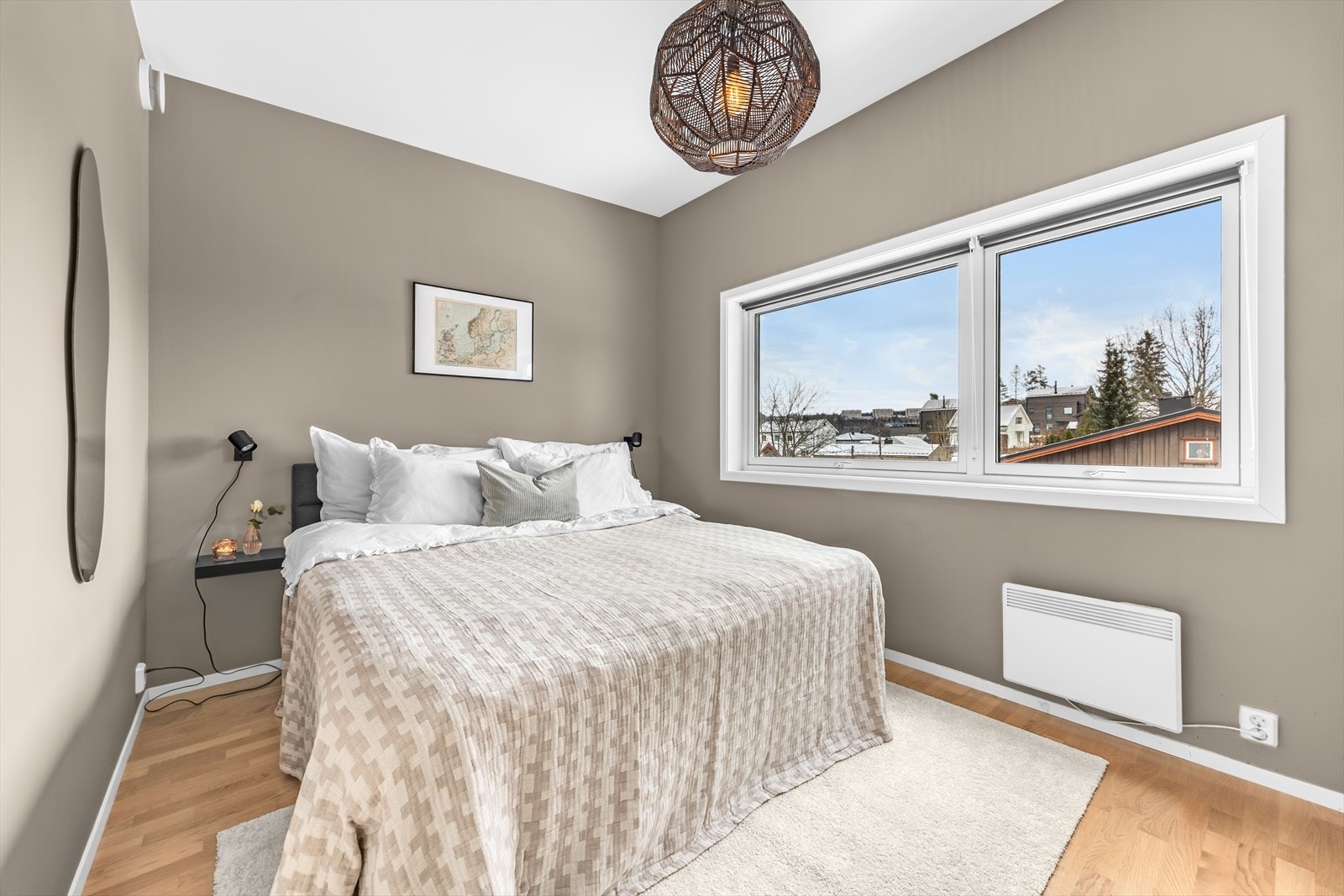 Hovedsoverommet er av god størrelse og har plass til stor seng og tilhørende møblement. Galleribilde