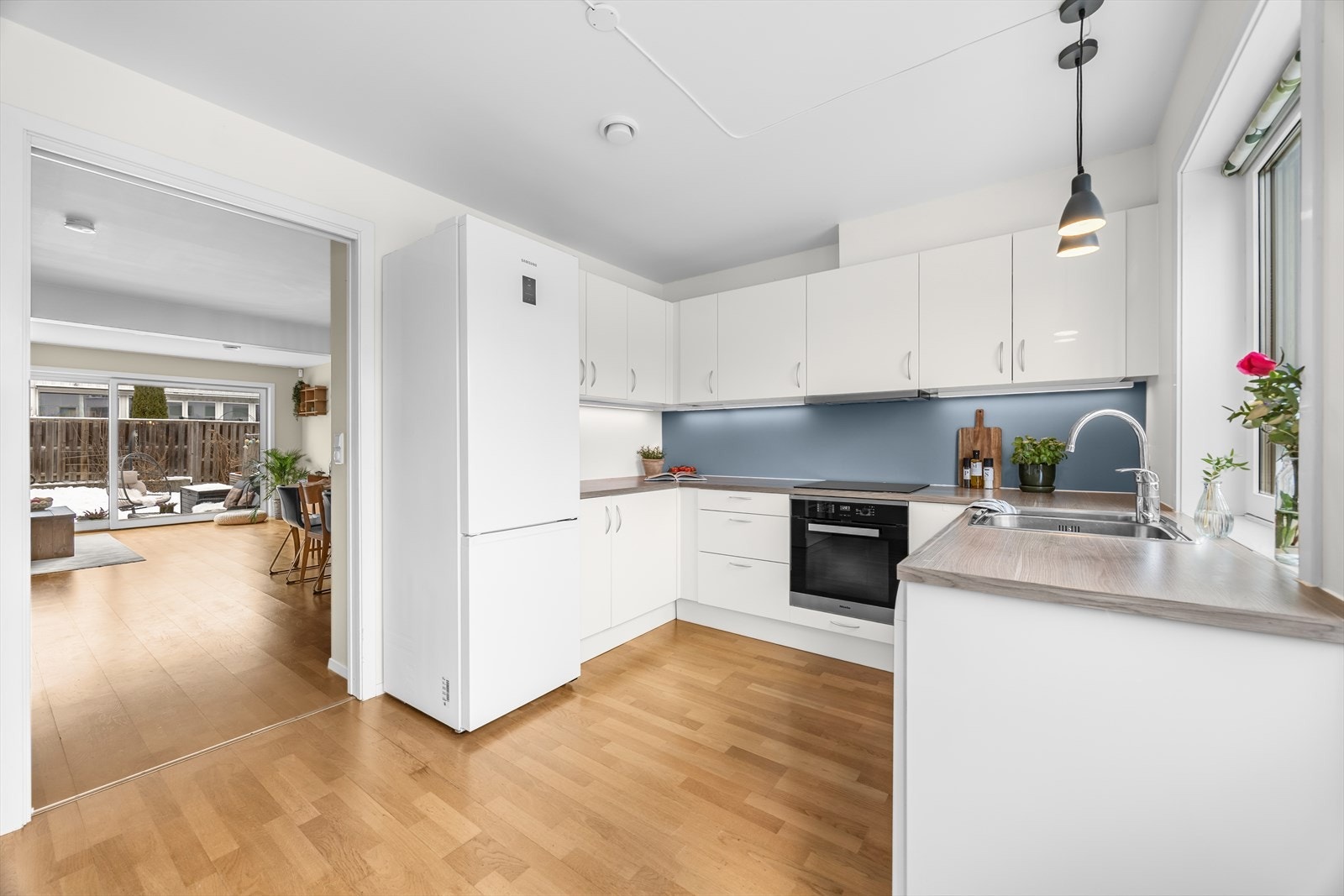 Kjøkkenet har en tidløs innredning med glatte fronter og laminert benkeplate. Galleribilde