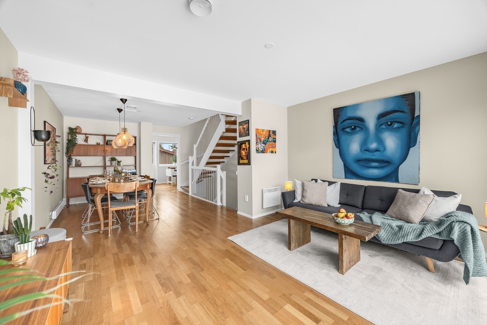 Oppholdsrommets utforming gir gode muligheter for naturlig soneinndeling. Galleribilde