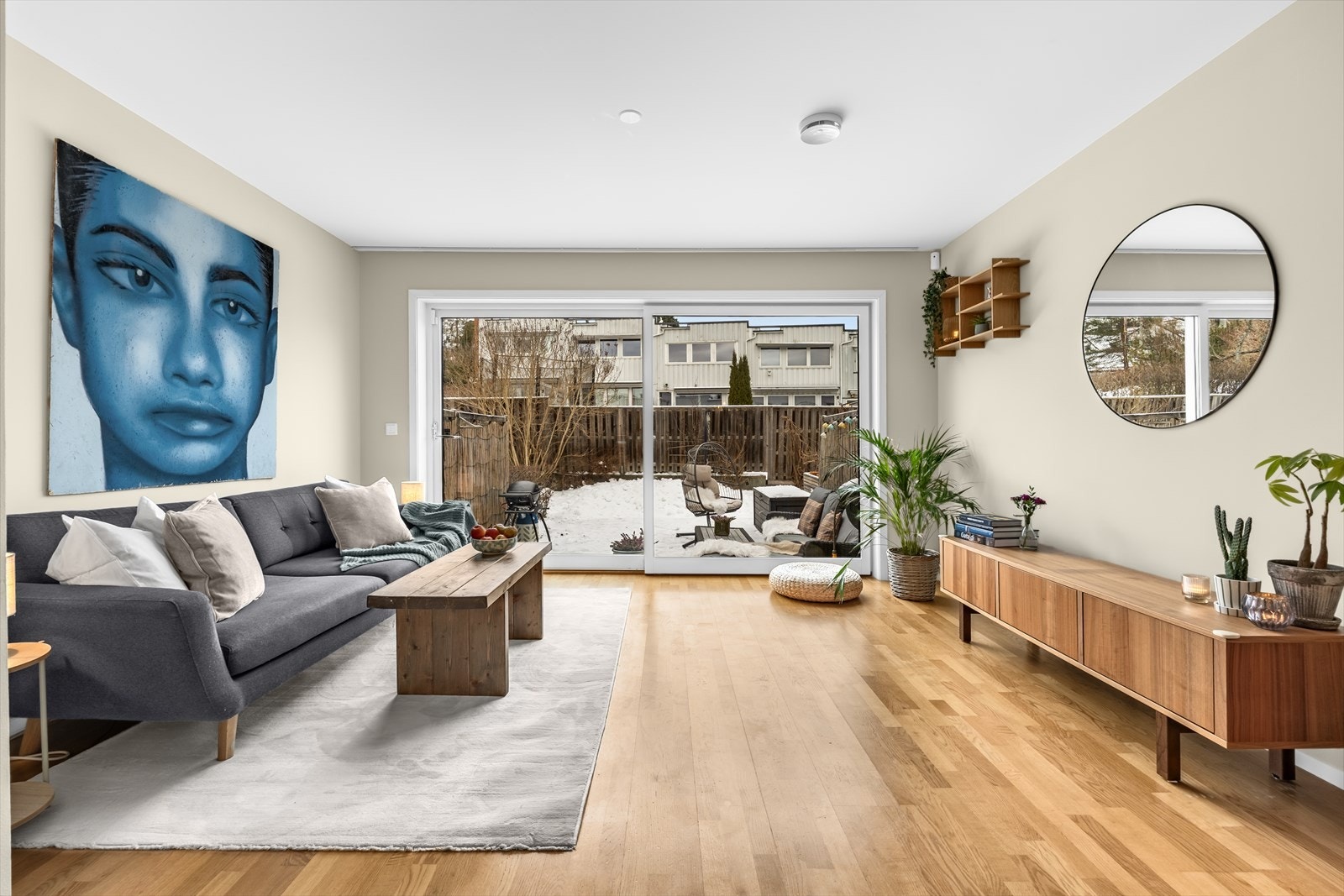 Store vindusflater slipper inn naturlig lys og gir utsikt mot uteområdet. Galleribilde