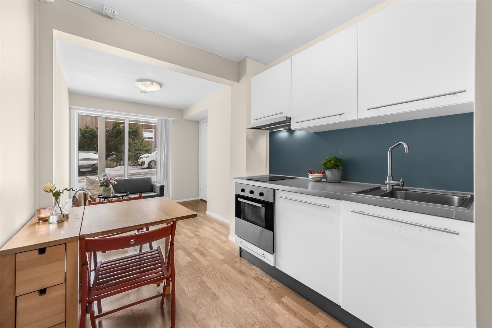 Kjøkkenet i hybeldelen har glatte fronter samt benkeplate i laminat, med kjøkkenkran og oppvaskkum. Galleribilde