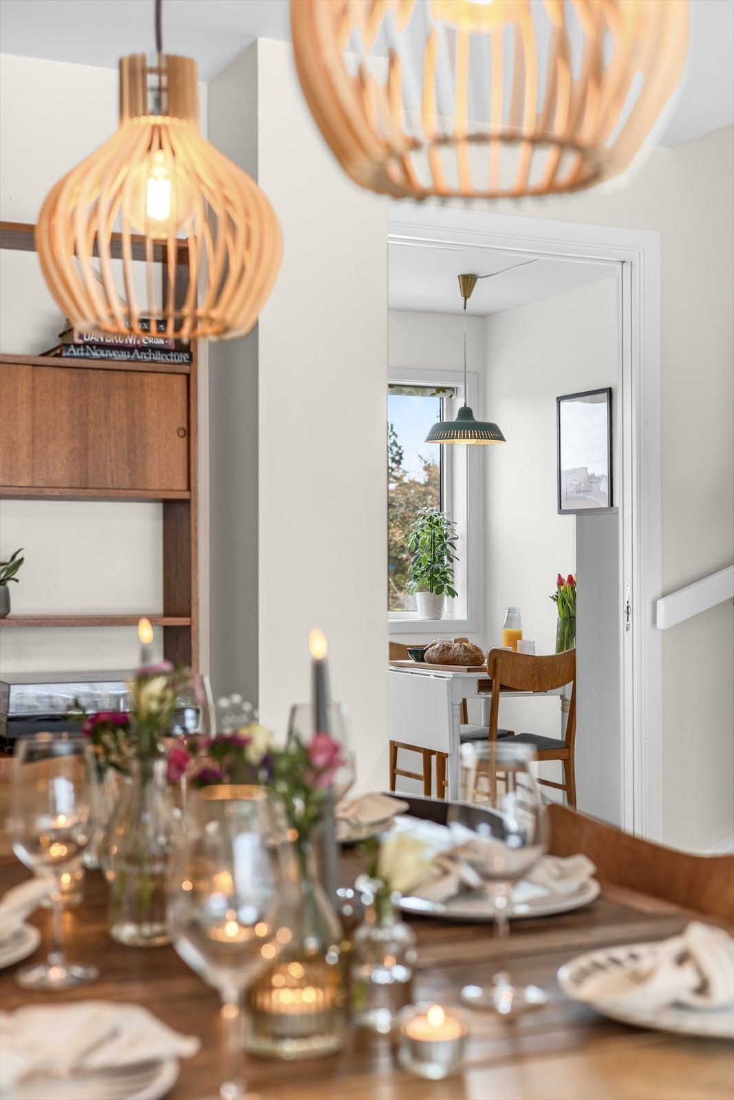 Fra spiseområdet er det direkte tilgang til kjøkkenet, som gir en praktisk og sosial planløsning. Galleribilde