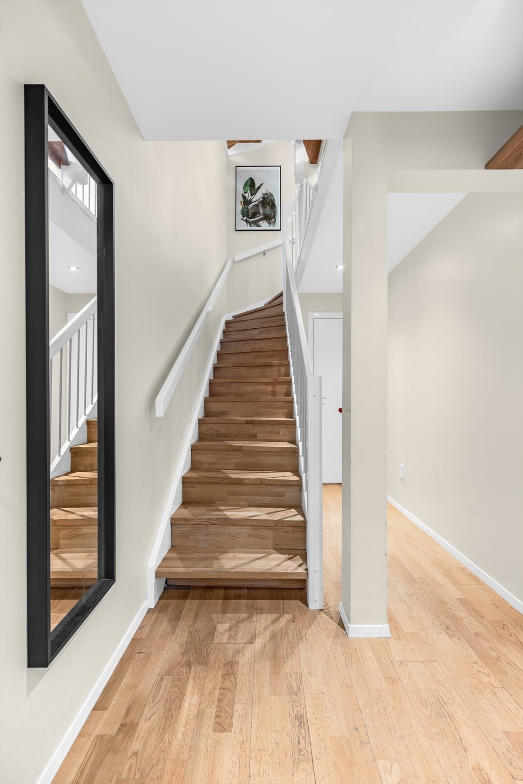 Entré og trapperom med god plass til å henge fra seg yttertøy og sette fra seg sko. Galleribilde