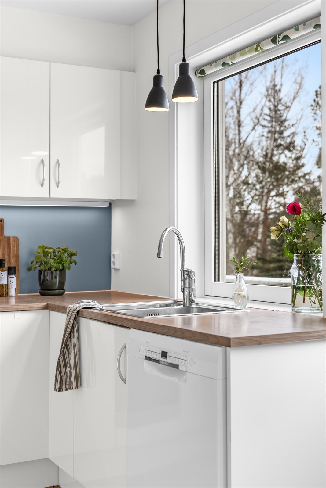 Benkeplaten i laminat er utstyrt med kjøkkenkran og oppvaskkum. Galleribilde