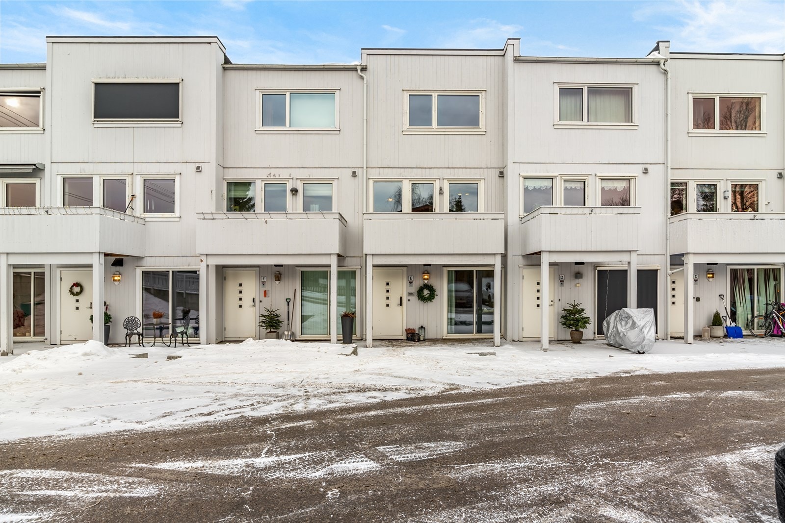 Sameiet består av 8 boligseksjoner. Hver enhet disponerer sin egen parkeringsplass på gårdsplassen, ref bokstavmerking. Elbil-lader er montert. Galleribilde