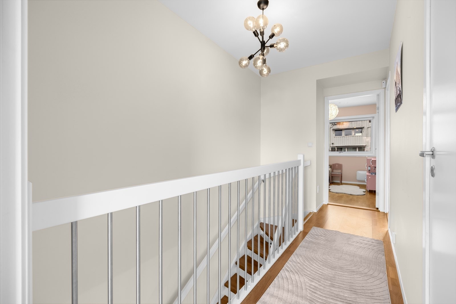 2. etasje består av gang, bad og tre soverom. Galleribilde