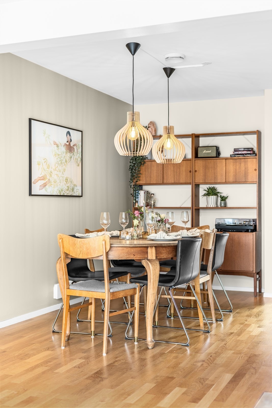 Spisegruppen får sin naturlige plass i et lyst oppholdsrom med parkettgulv og store vindusflater. Galleribilde