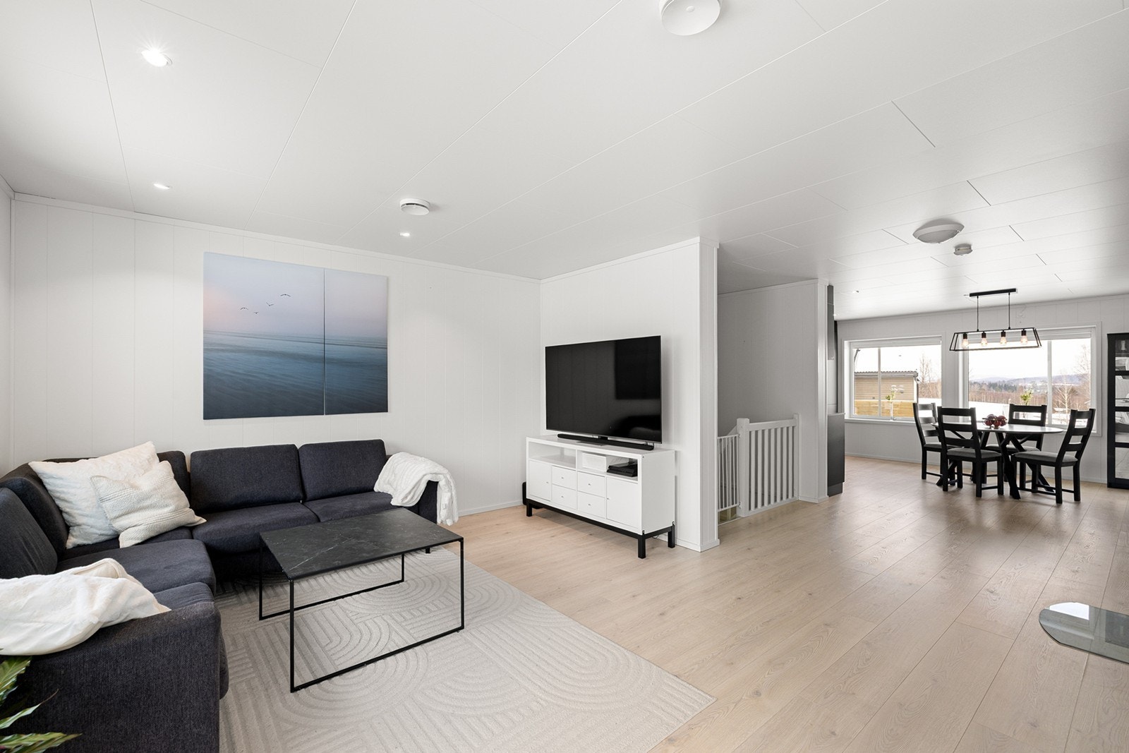 Stue og kjøkken har gode vindusflater som slipper inn rikelig med naturlig lys. Galleribilde