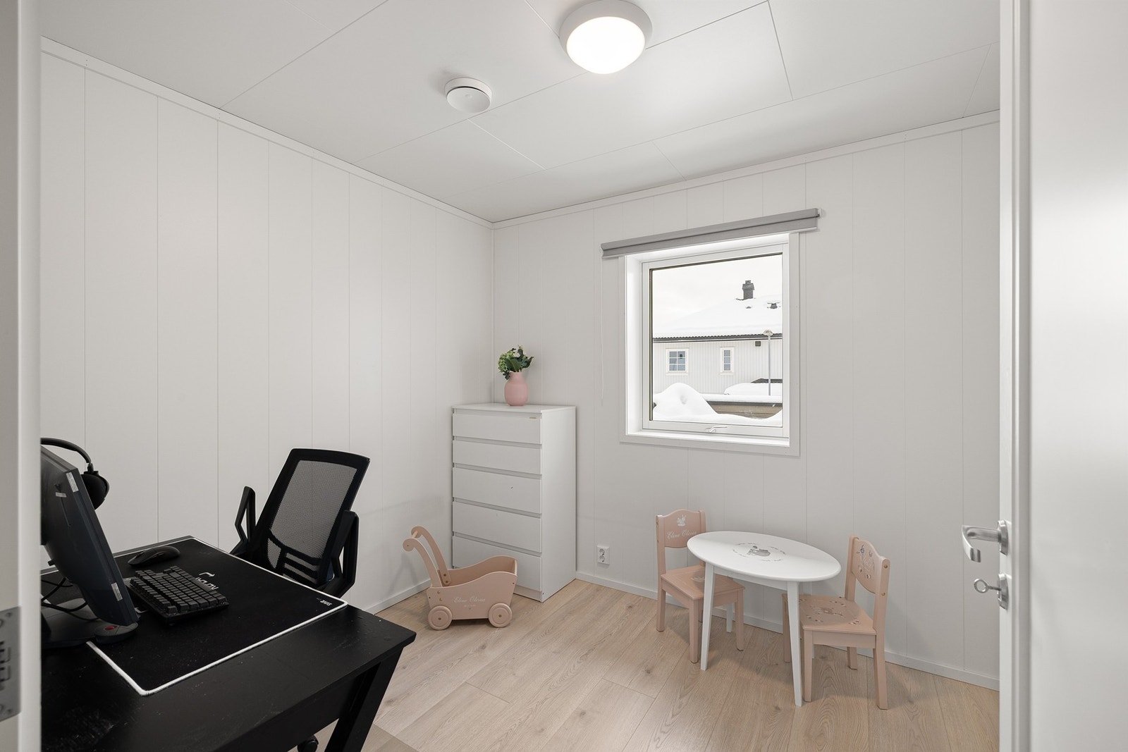 Et lyst og trivelig soverom i andre etasje, som egner seg godt som barnerom, gjesterom eller hjemmekontor. Galleribilde