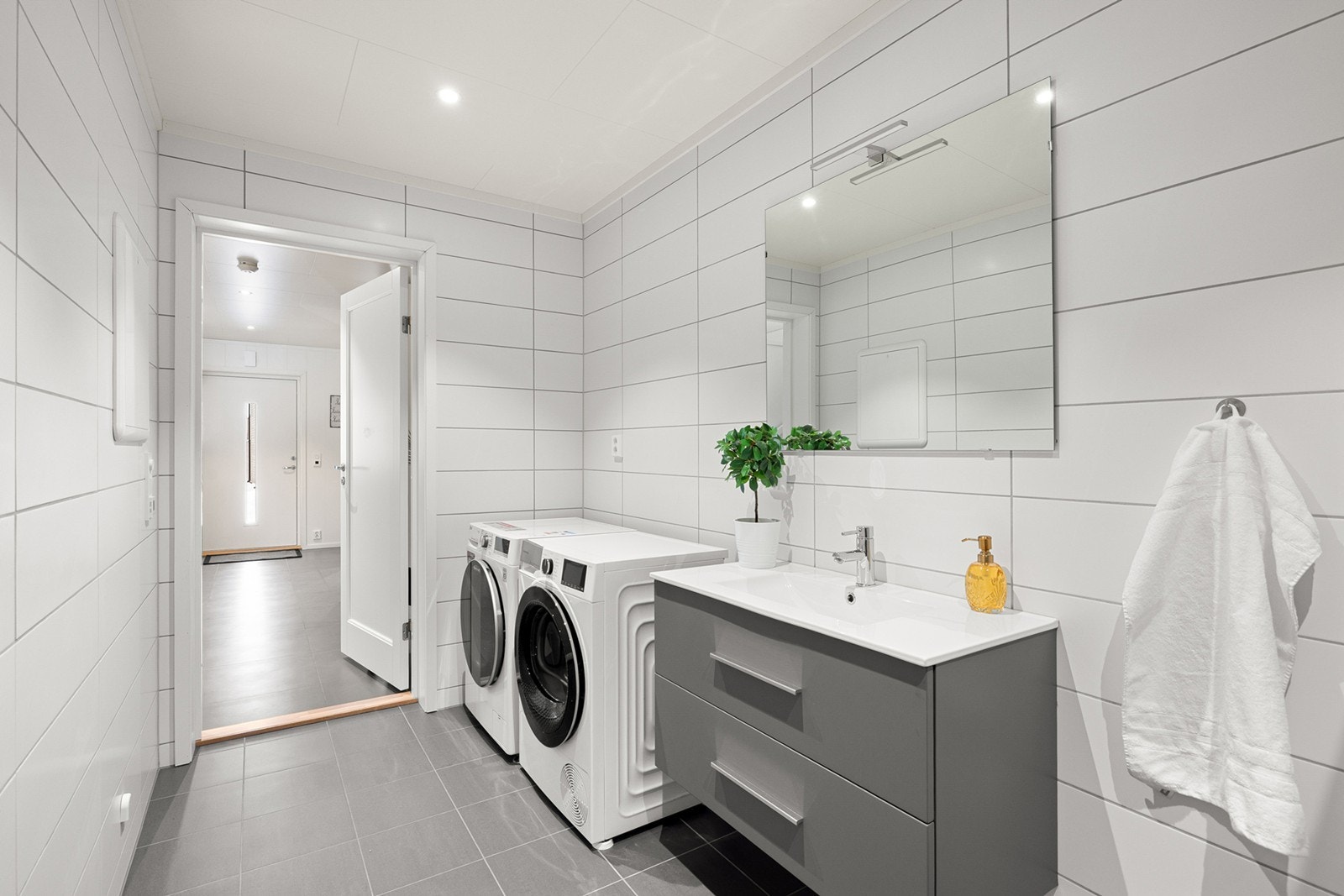 Det er praktisk opplegg for vaskemaskin og tørketrommel, og downlights i himling sørger for god belysning. Galleribilde