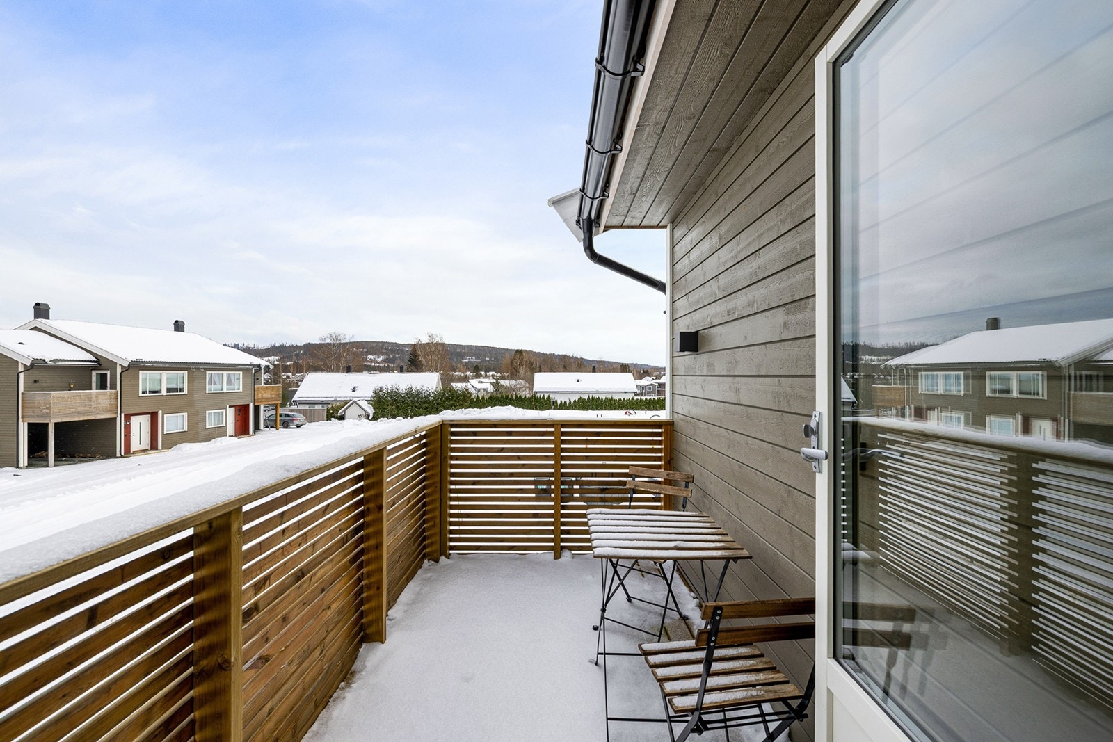 Kjøkkenet har direkte utgang til en tilhørende veranda på 6 kvm, som gir en naturlig forlengelse av rommet og fine muligheter for å nyte måltider utendørs. Galleribilde