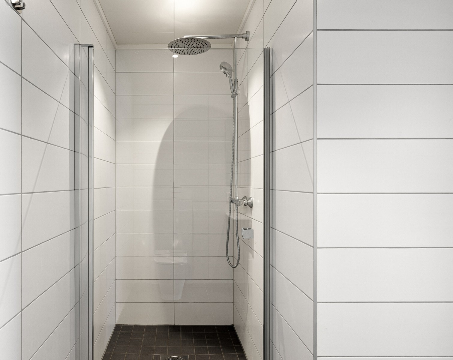 Badet er utstyrt med dusjnisje med glassvegger, servantinnredning med gode oppbevaringsmuligheter samt toalett. Galleribilde