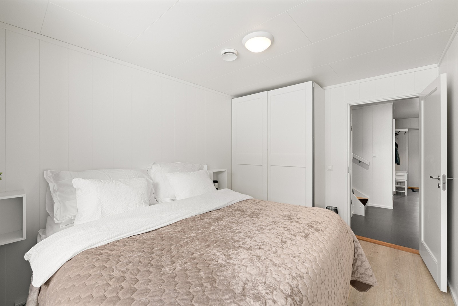 Rommet har praktisk garderobeløsning med god skapplass. Galleribilde