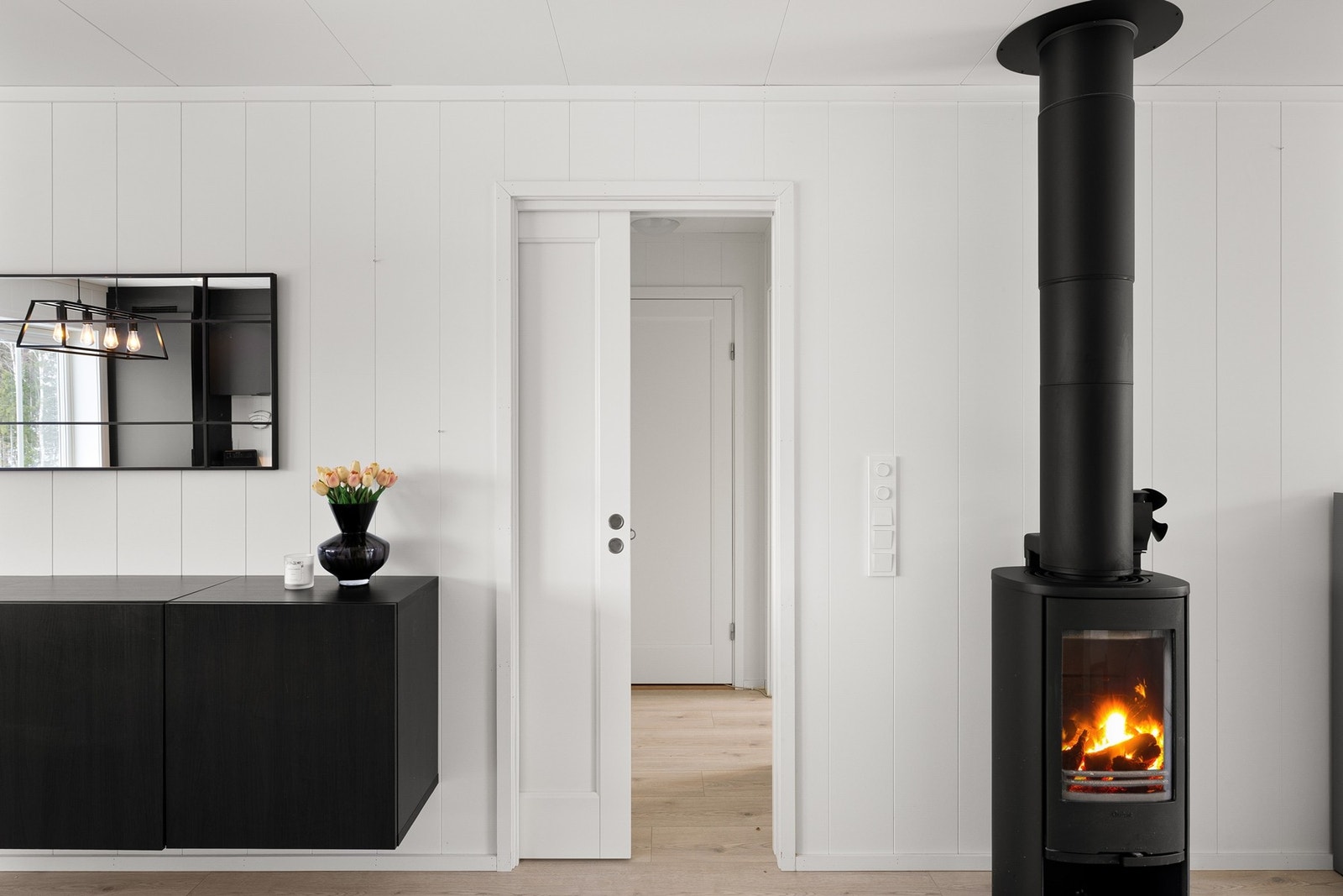 Fra stuen er det skyvedør som fører inn til en praktisk innvendig bod, med videre adkomst til bad og soverom. Galleribilde