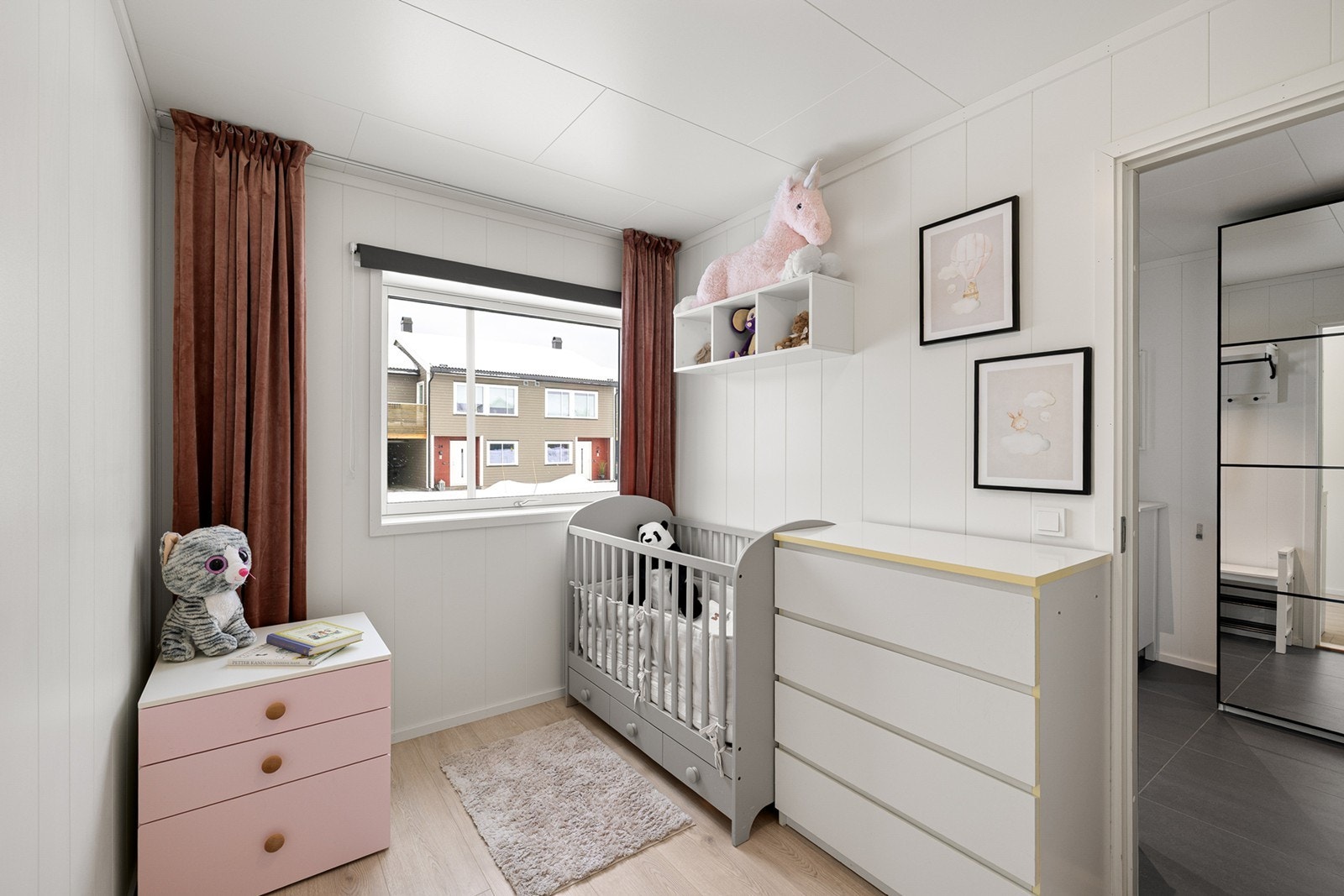 Et koselig soverom som egner seg godt som barnerom, gjesterom eller hjemmekontor. Galleribilde