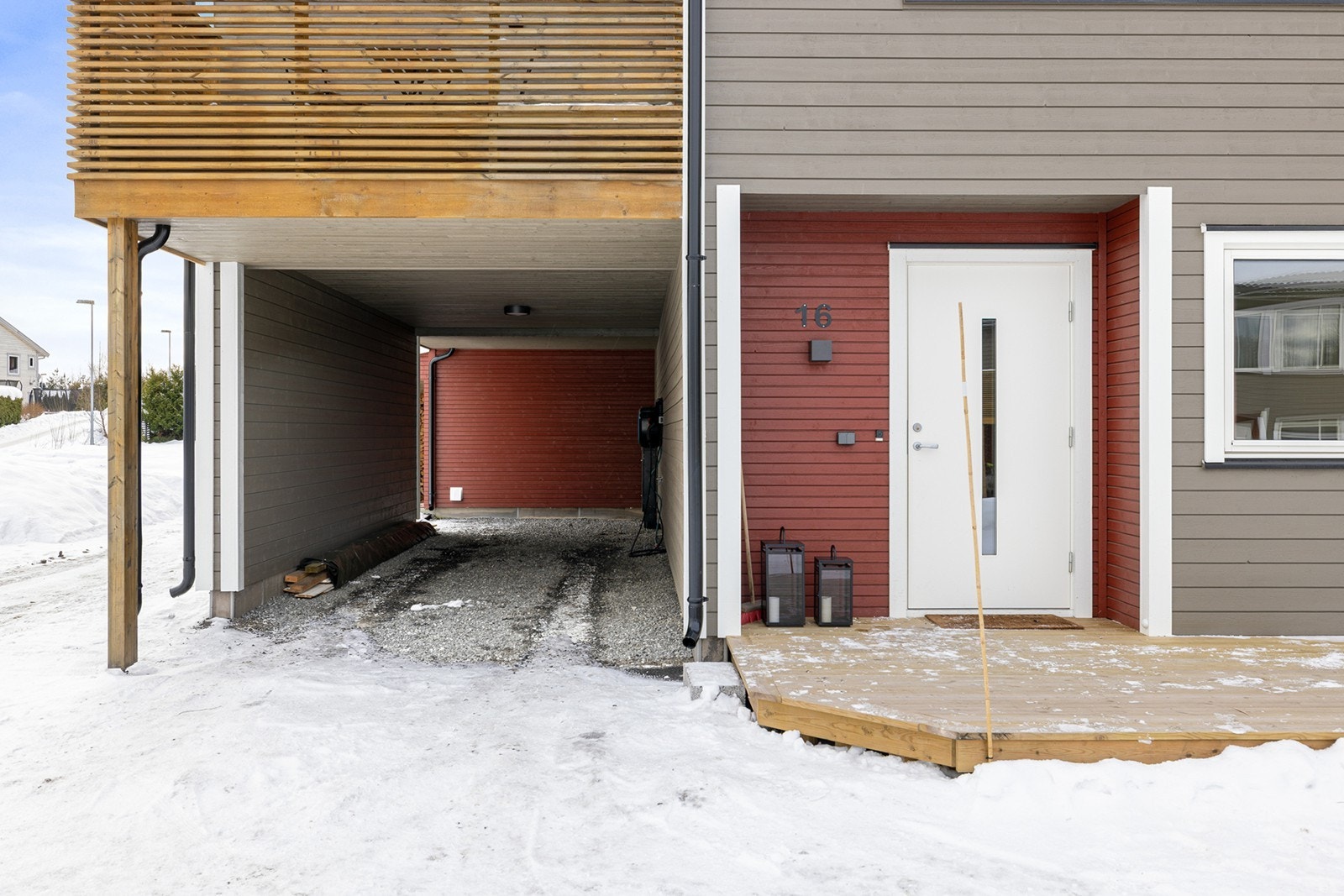 Også god plass til parkering på asfaltert p-plass ved siden av carport. Galleribilde