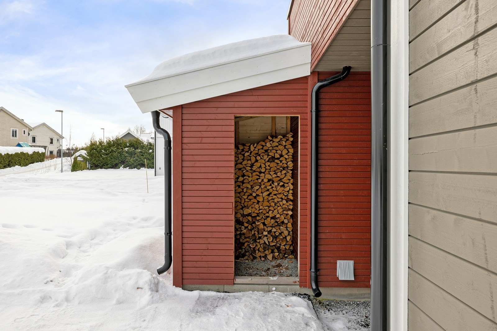 Praktisk vedbod med god lagringsplass for ved og utstyr. Galleribilde