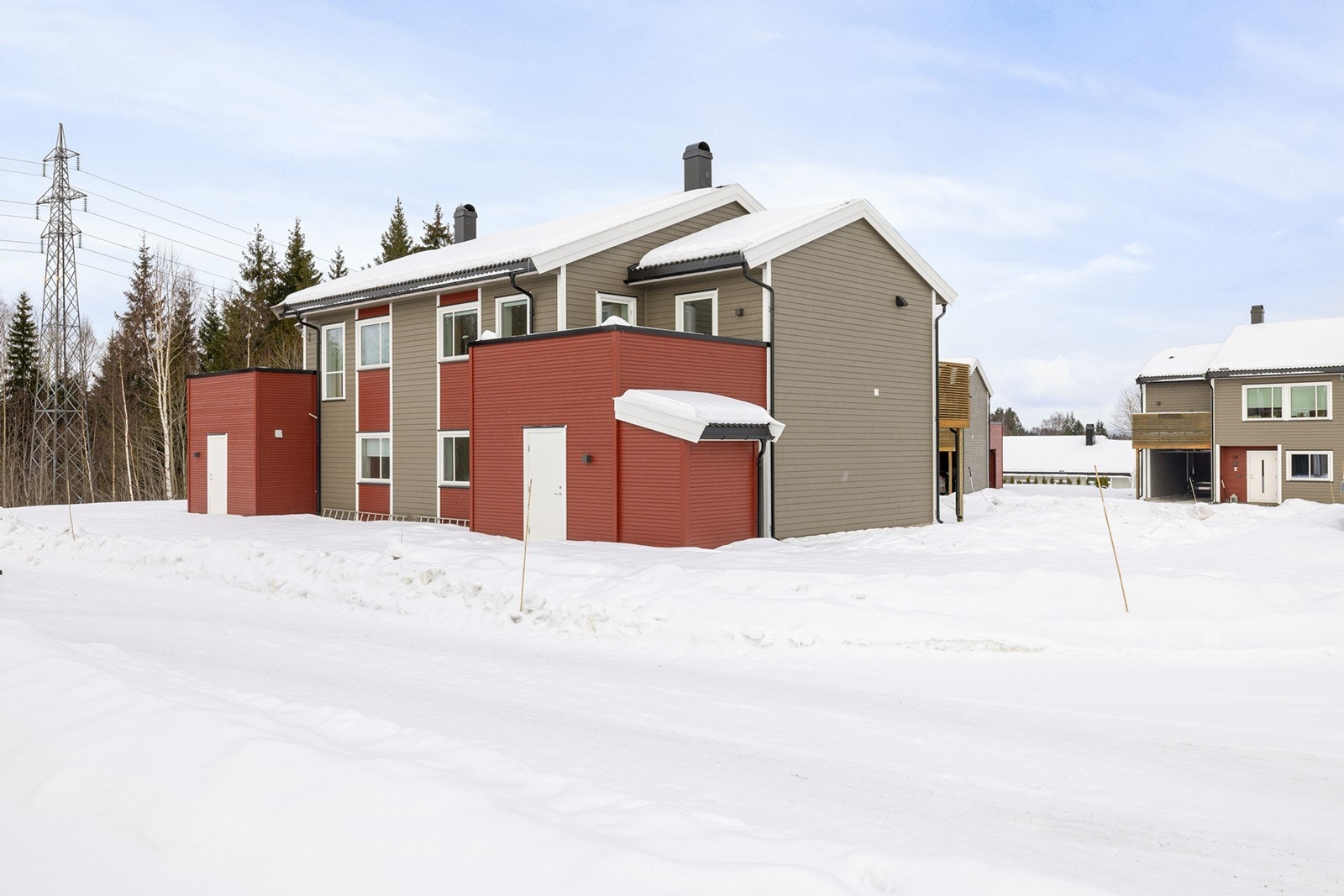 Boligen har en fin beliggenhet på feltet med umiddelbar nærhet til barneskole, en rekke barnehager, bussholdeplass og togstasjon. Galleribilde