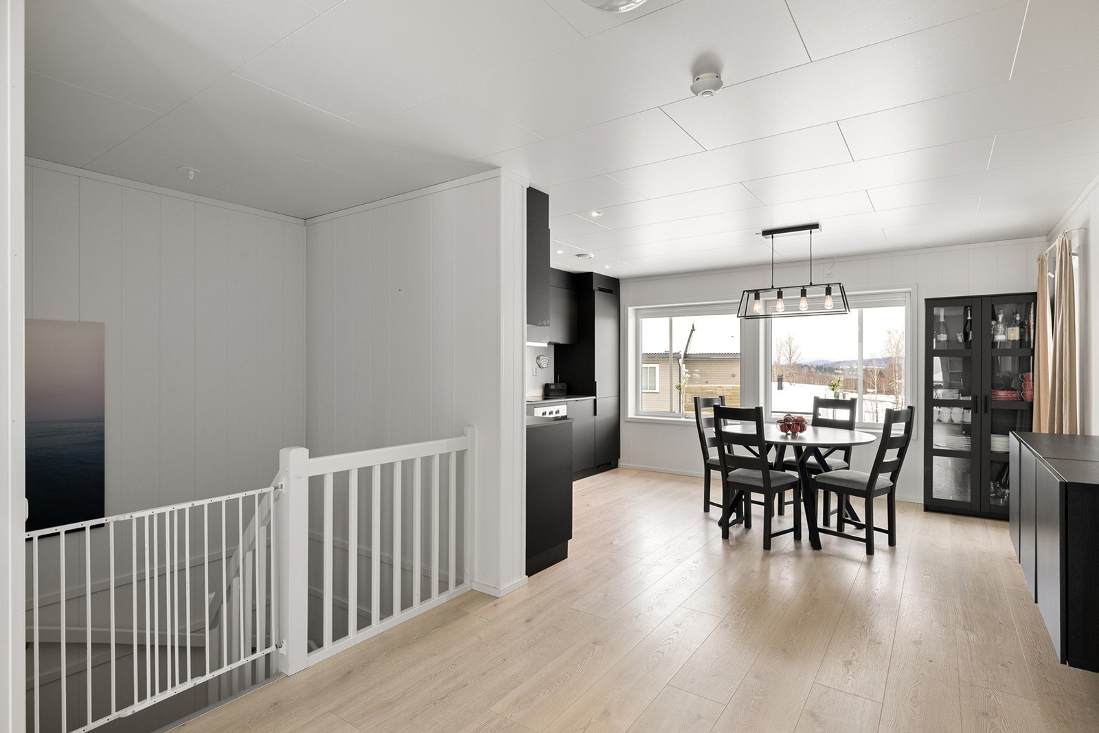 Lyst og romslig allrom med god plass til spisegruppe. Galleribilde