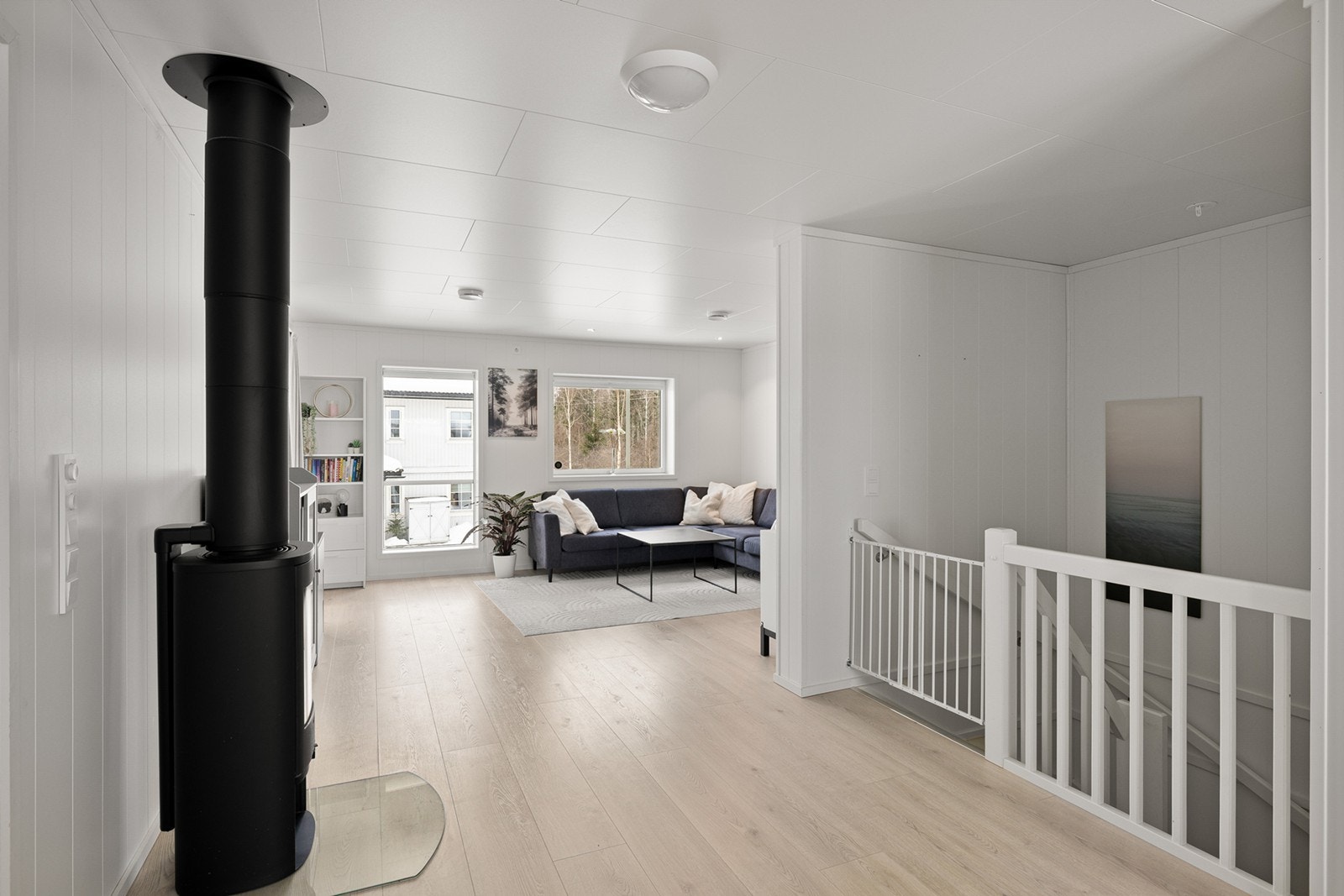 Vedovn i rommet bidrar til både varme og en hyggelig stemning på kjølige dager. Galleribilde