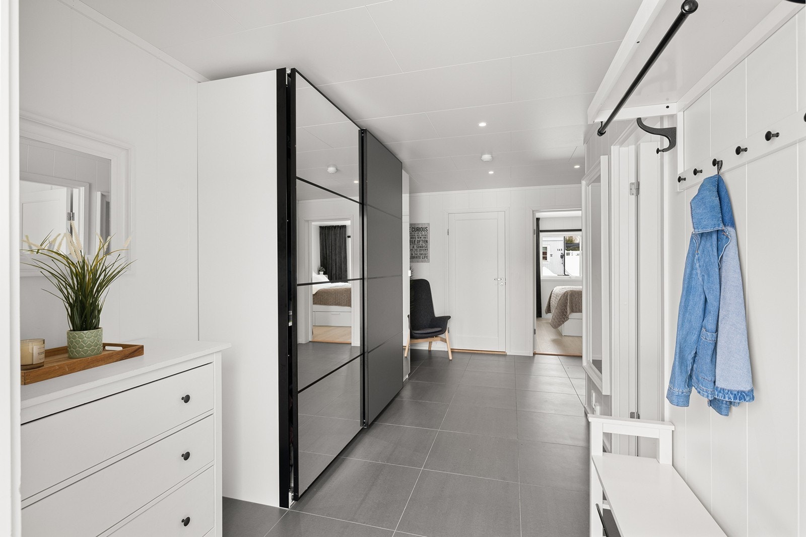 Entréen har gode oppbevaringsmuligheter i skyvedørsgarderobe med speilfronter, som gir både praktisk oppbevaring og en romfølelse. Galleribilde
