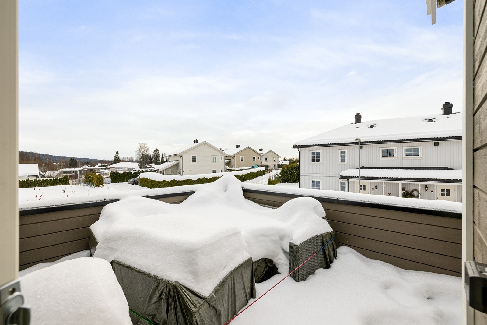 Fra stuen er det direkte utgang til en veranda på 13 kvm, som gir en fin forlengelse av oppholdsrommet og gode muligheter for utemøblering og avslapning. Galleribilde