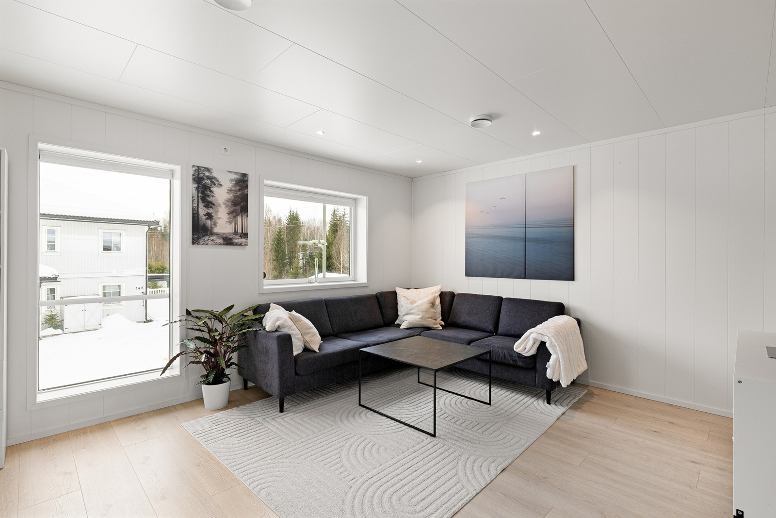 Stuen har gode møbleringsmuligheter med naturlig plass til både sofagruppe, TV-løsning og tilhørende møblement. Galleribilde