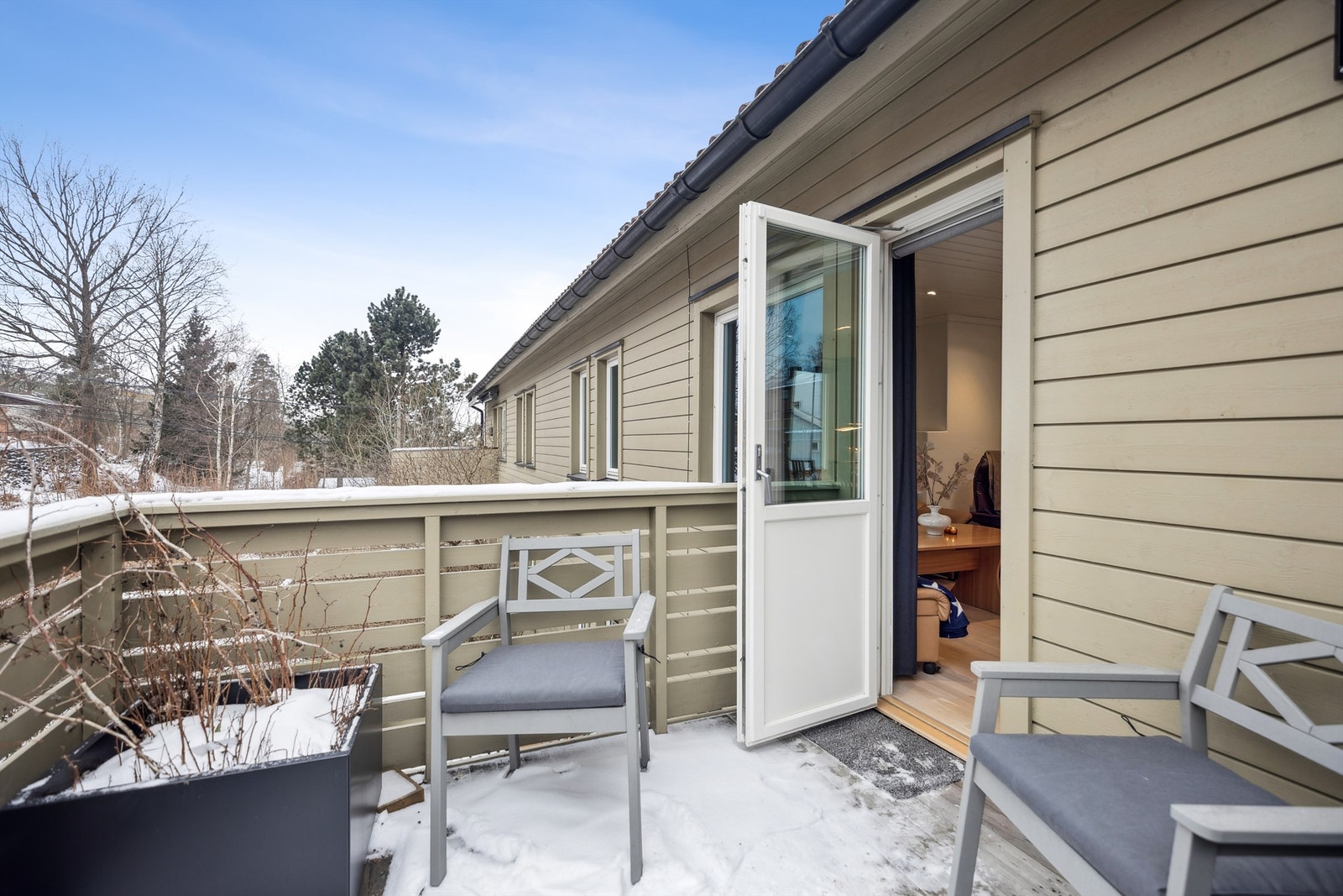 Utgang fra stuen til vestvendt balkong på 7 kvm. Galleribilde