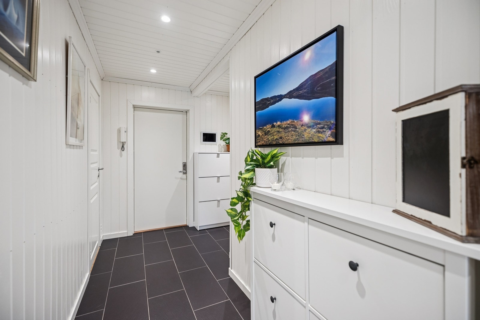 Velkommen inn! Lys og innbydende entré med flislagt gulv med deilig varme. Foto: Per O. Skjellnan v/Efkt Galleribilde