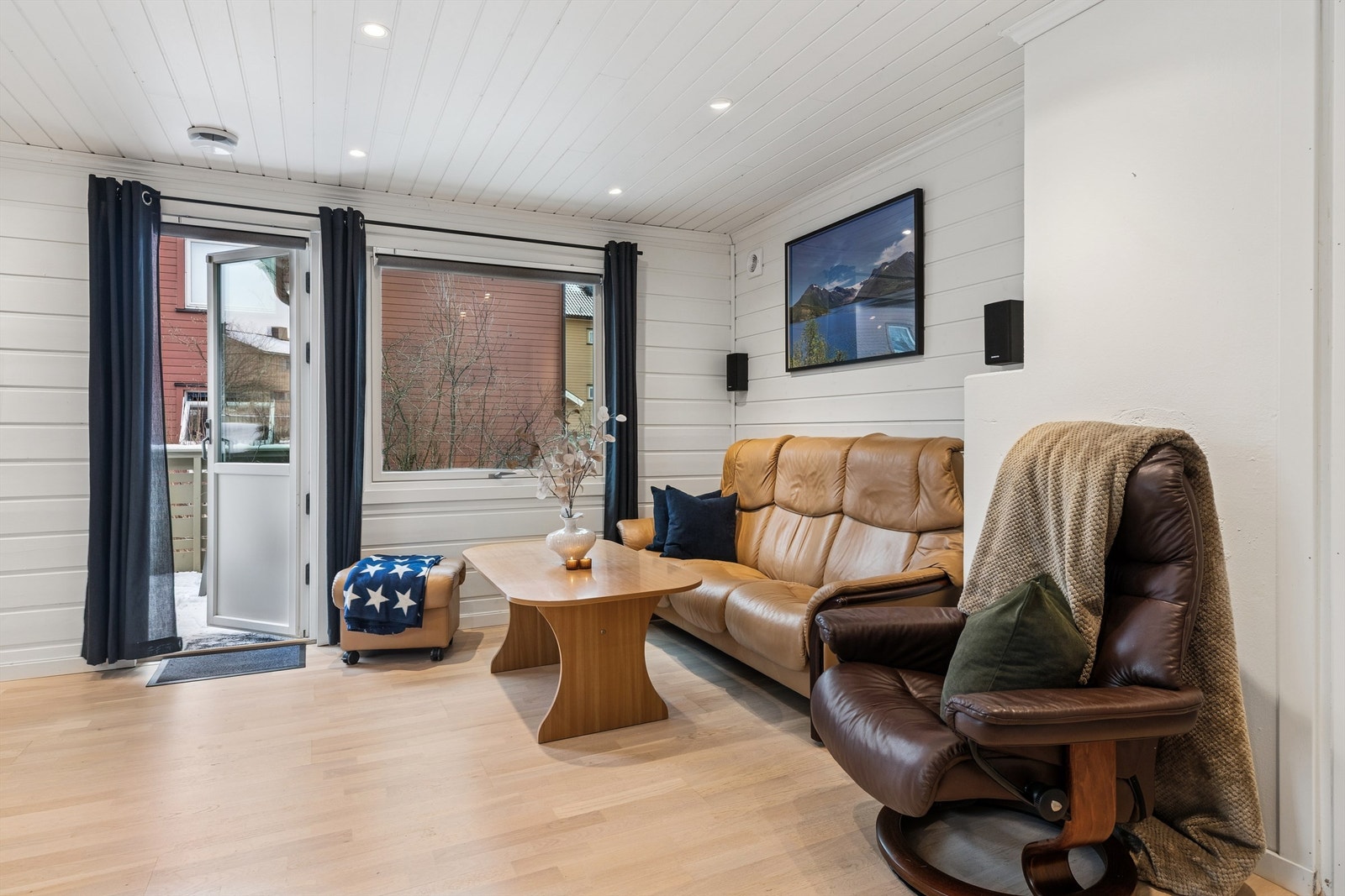 Flere vinduer fyller rommet med naturlig lys og skaper en god atmosfære. Galleribilde