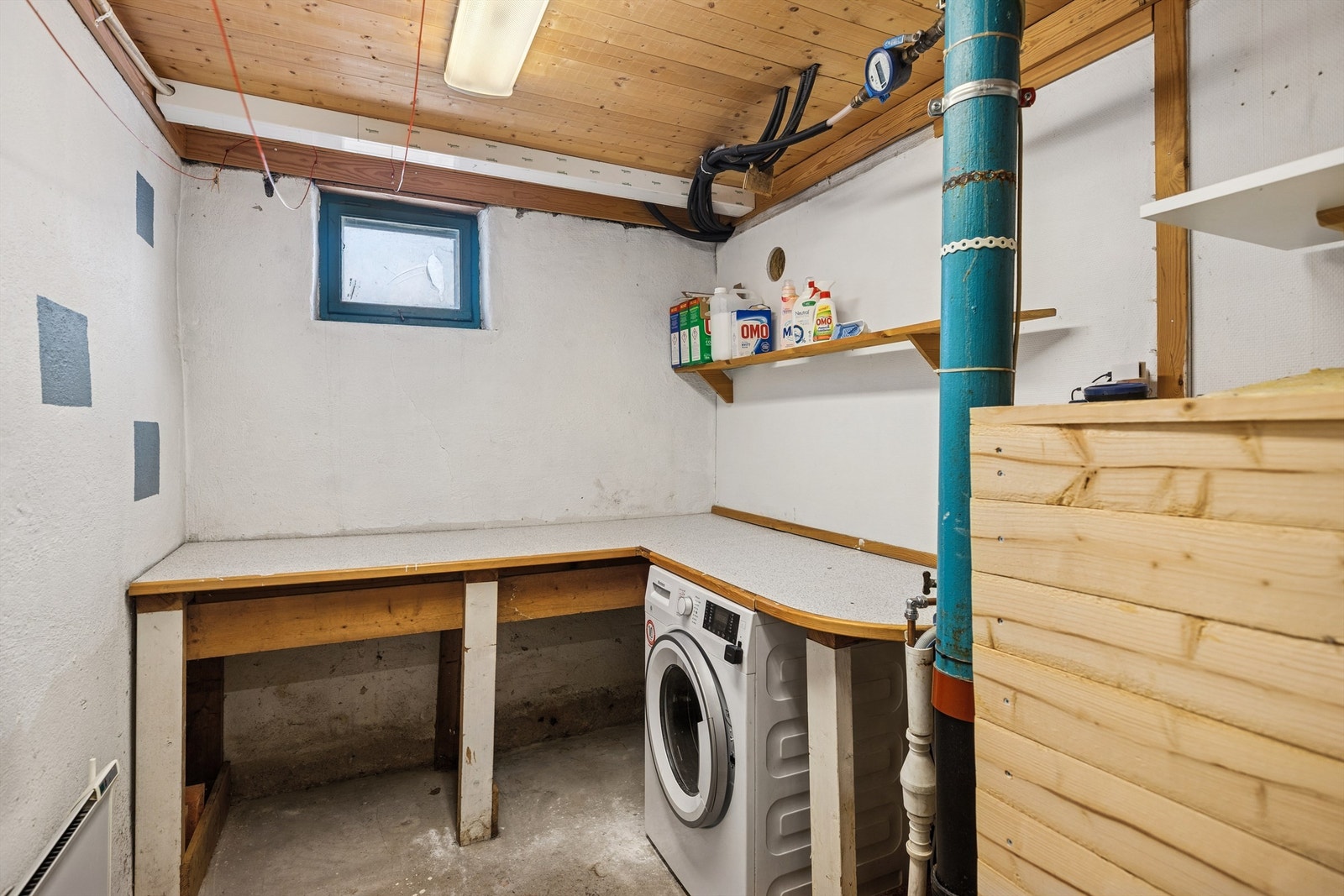 I kjelleren har den ene boden opplegg for vaskemaskin. Galleribilde