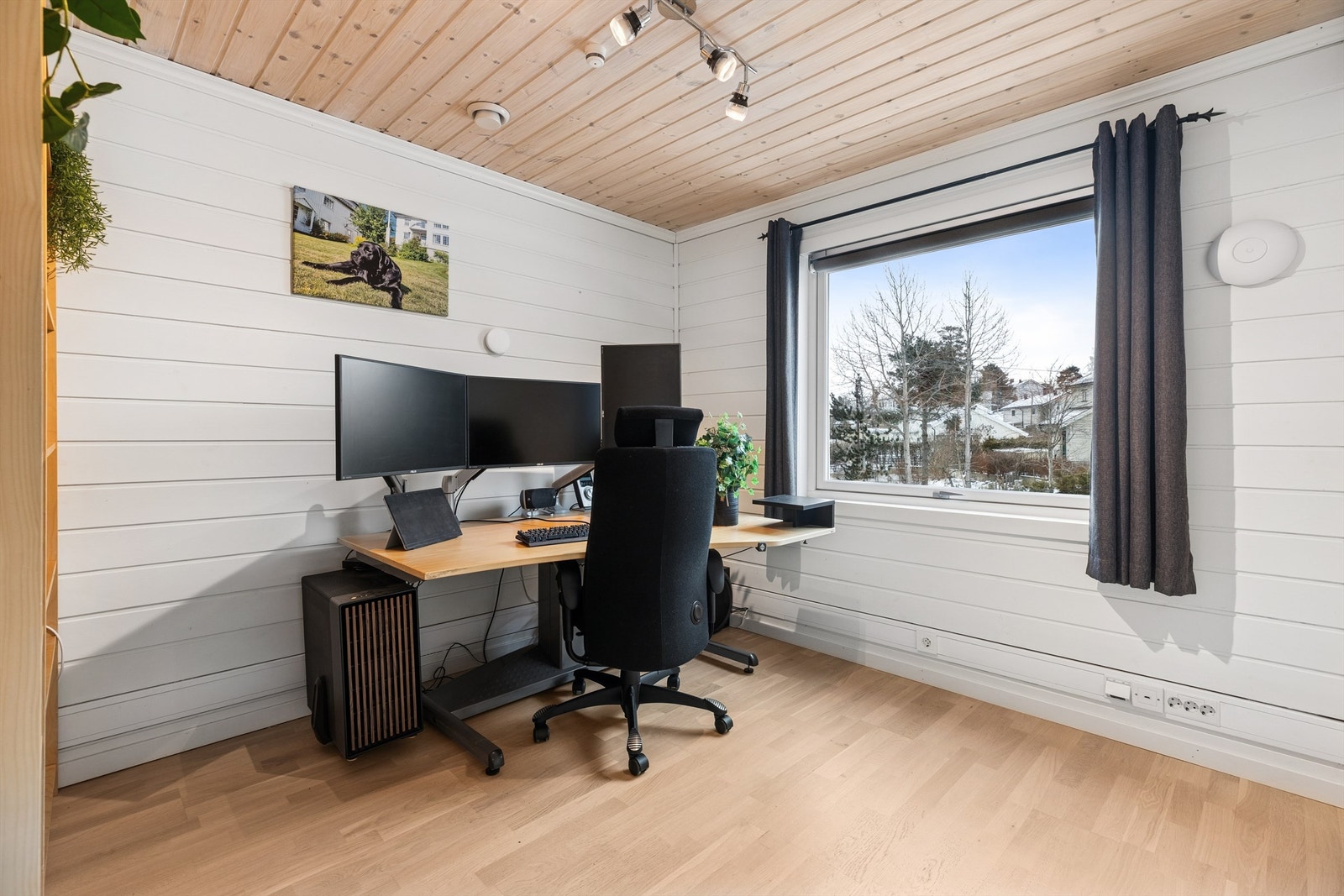 Soverom nr. to har adkomst fra stuen. Dette rommet er også av god størrelse og kan brukes som gjesterom, barnerom eller kontor. Galleribilde