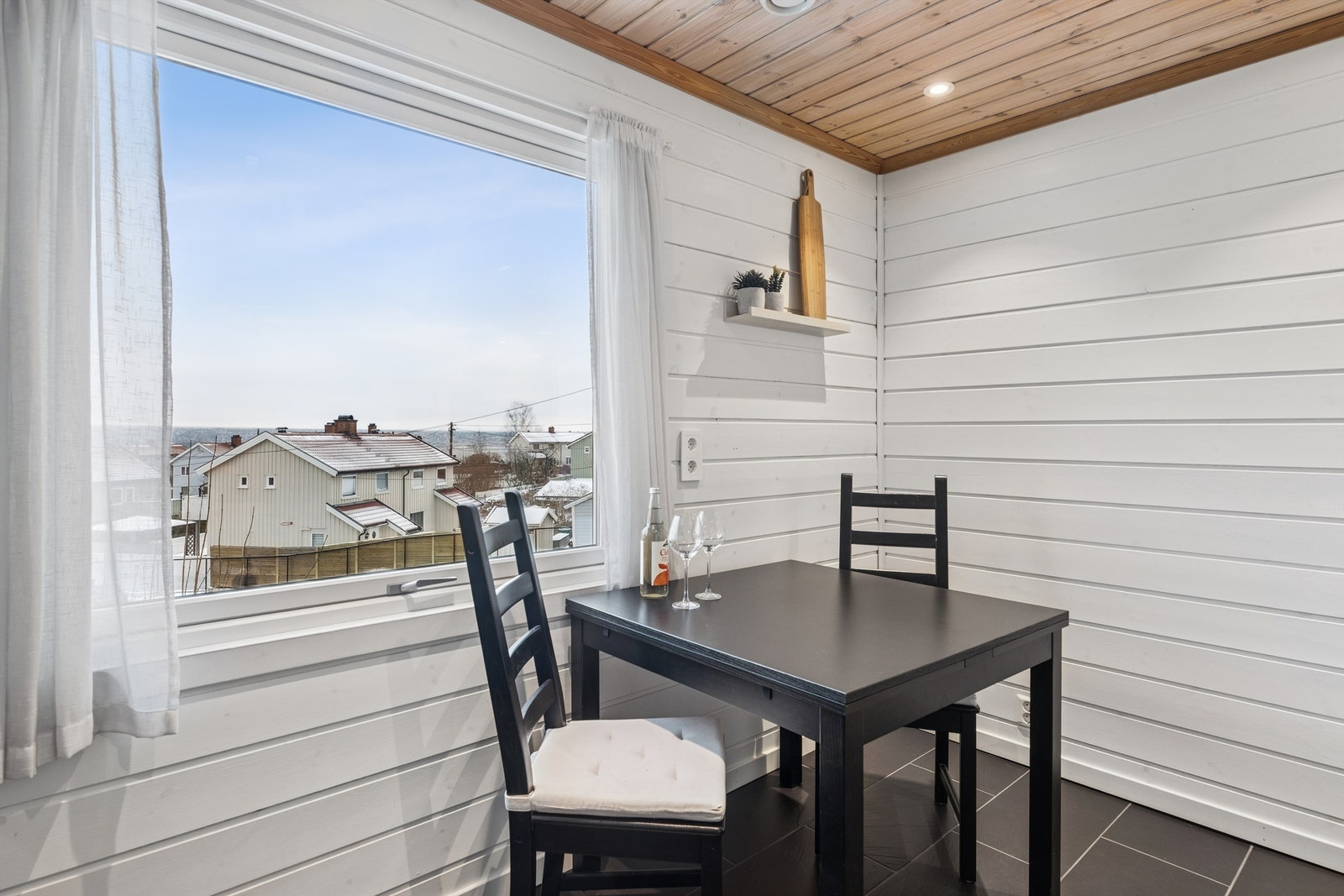 Her er det god plass til et lite spisebord ved vinduet hvor det er hyggelig å innta dagens måltider. Galleribilde