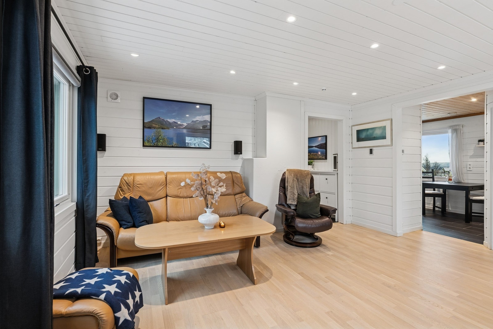 Stuen ligger i delvis åpen løsning med kjøkkenet, og danner et flott allrom med flere muligheter for møblering. Galleribilde