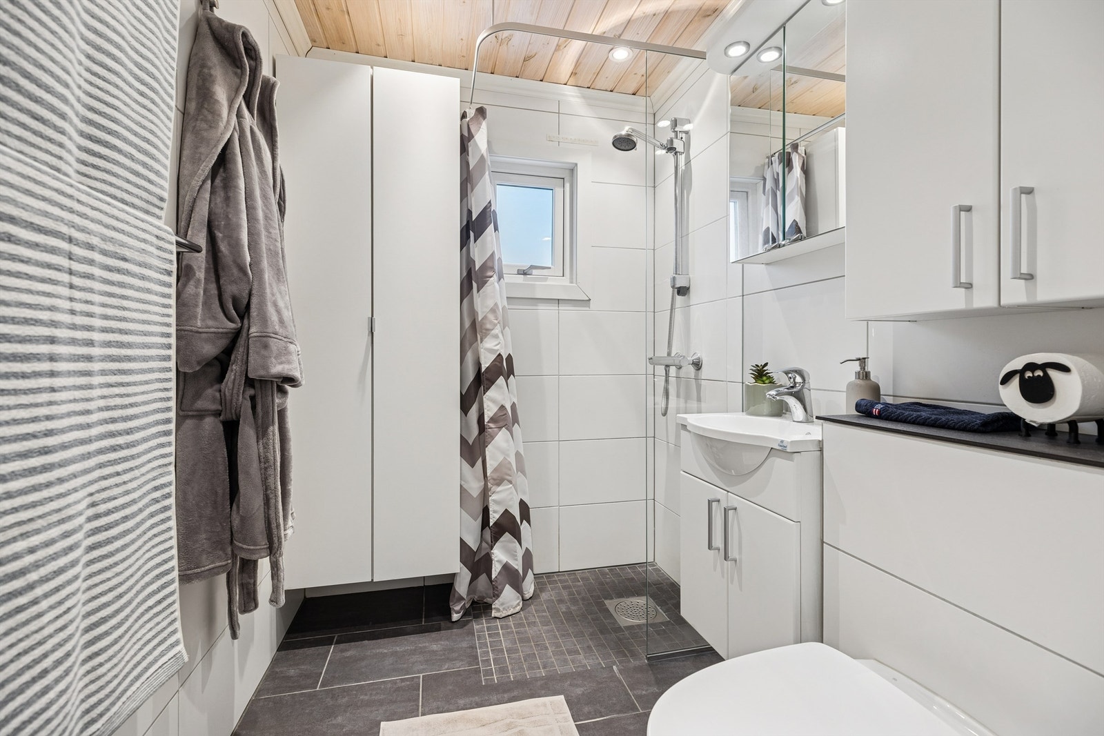 Pent flislagt bad fra 2014 med gulvvarme. Galleribilde