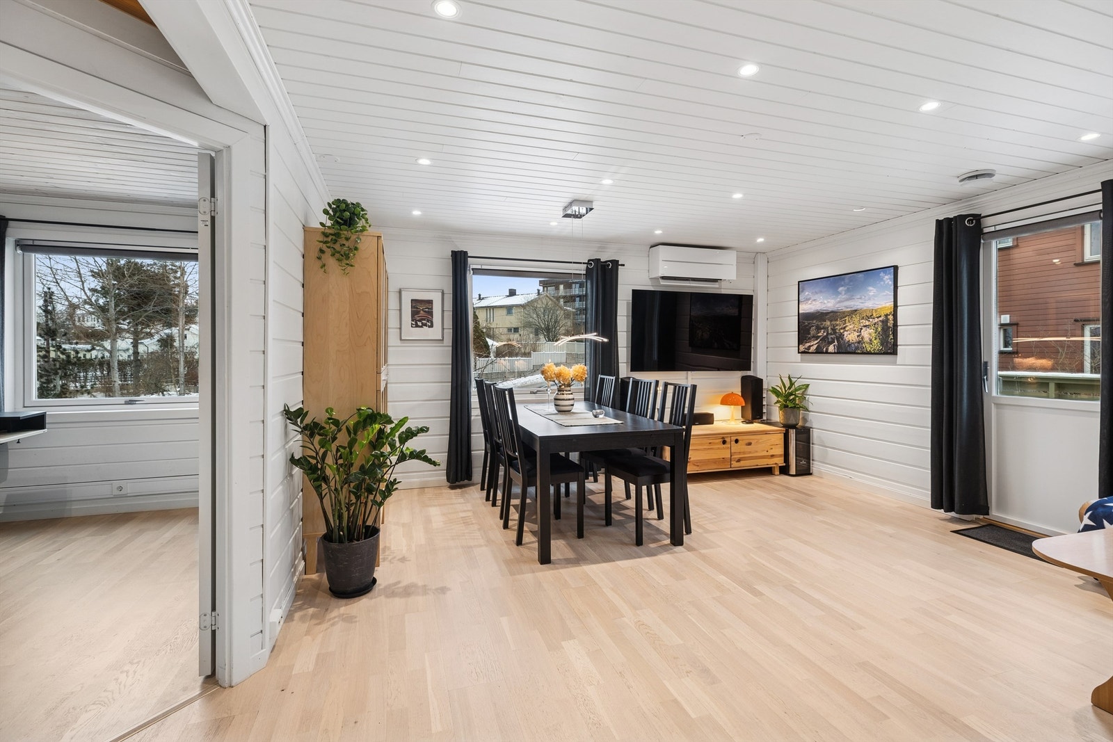 Velkommen til Vestveien 7! Presentert av Elisiff Wennersgaard v/Krogsveen Nesodden. Foto: Per O. Skjellnan v/Efkt Galleribilde