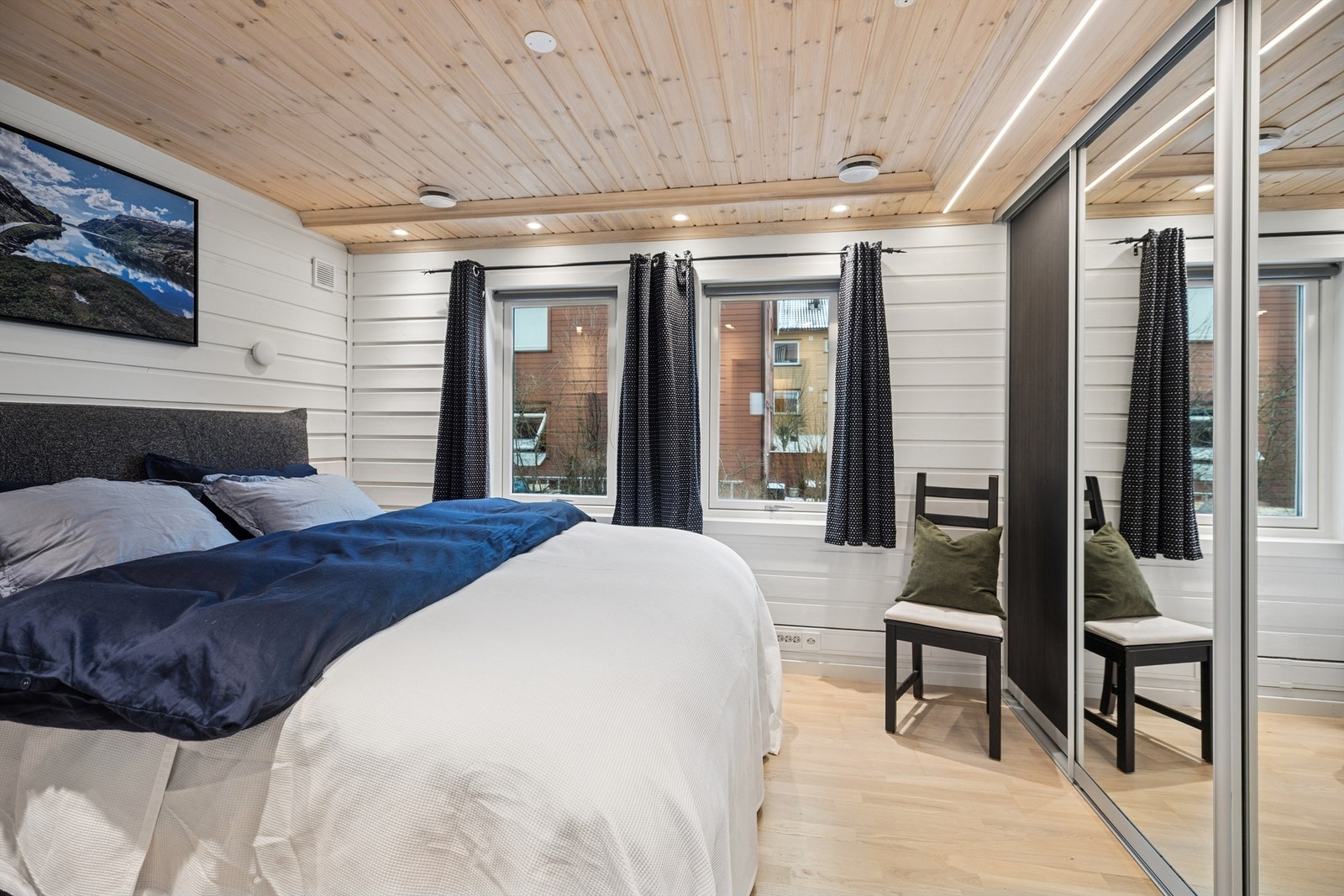 Hovedsoverommet er av god størrelse med plass til stor dobbeltseng med tilhørende møblement. Stor skyvedørsgarderobe medfølger. Galleribilde