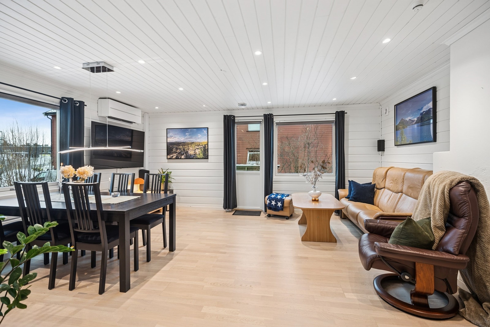 Stuen er et funksjonelt og fleksibelt rom med god plass til både stor sofa, mediemøblement og et romslig spisebord. Galleribilde