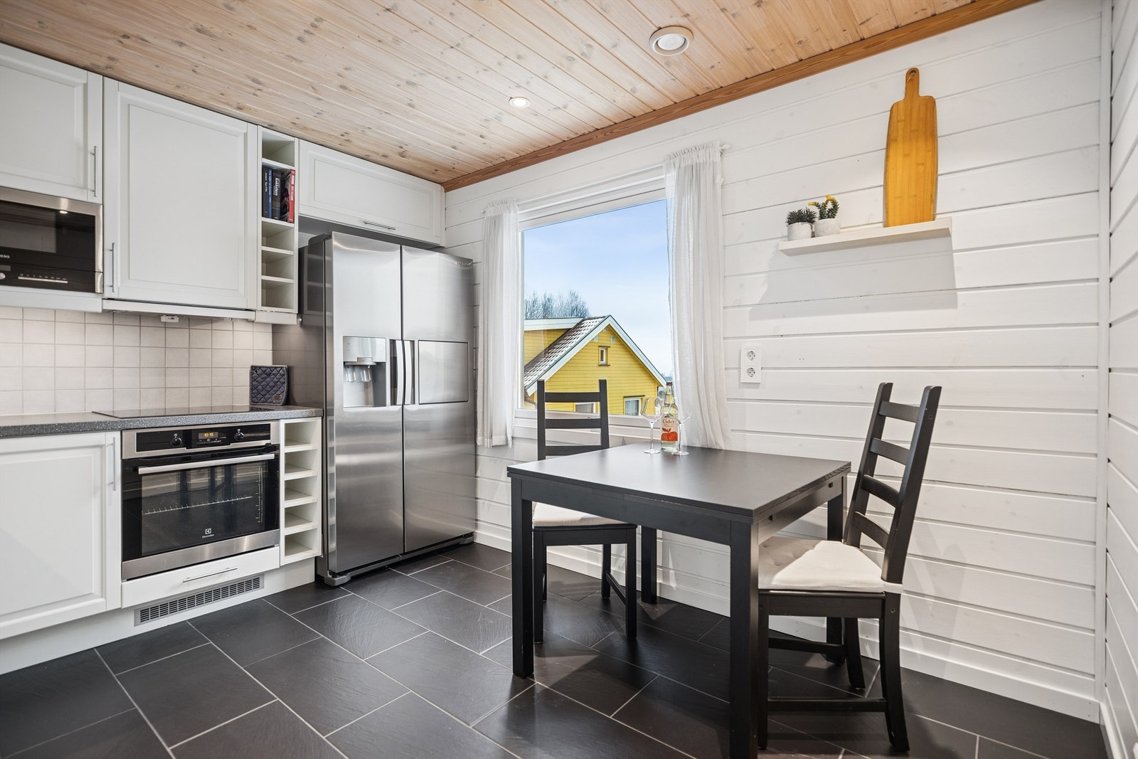 Integrert komfyr og nedfelt platetopp (fra 2023) med komfyrvakt samt integrert mikrobølgeovn i overskap og innfelt oppvaskmaskin medfølger. Det er avsatt plass til kjøl- og fryseskap. Galleribilde