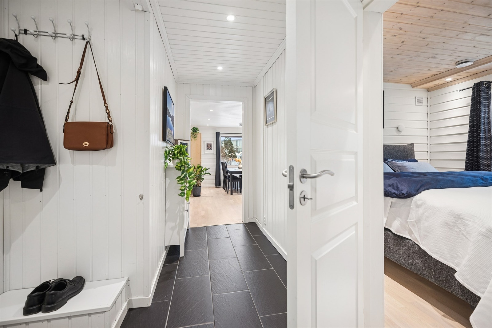 Entreen gir et godt førsteinntrykk av leiligheten. Her er det plass til å henge fra seg yttertøy på knaggrekke samt plass til flere skoskap om man ønsker dette. Galleribilde