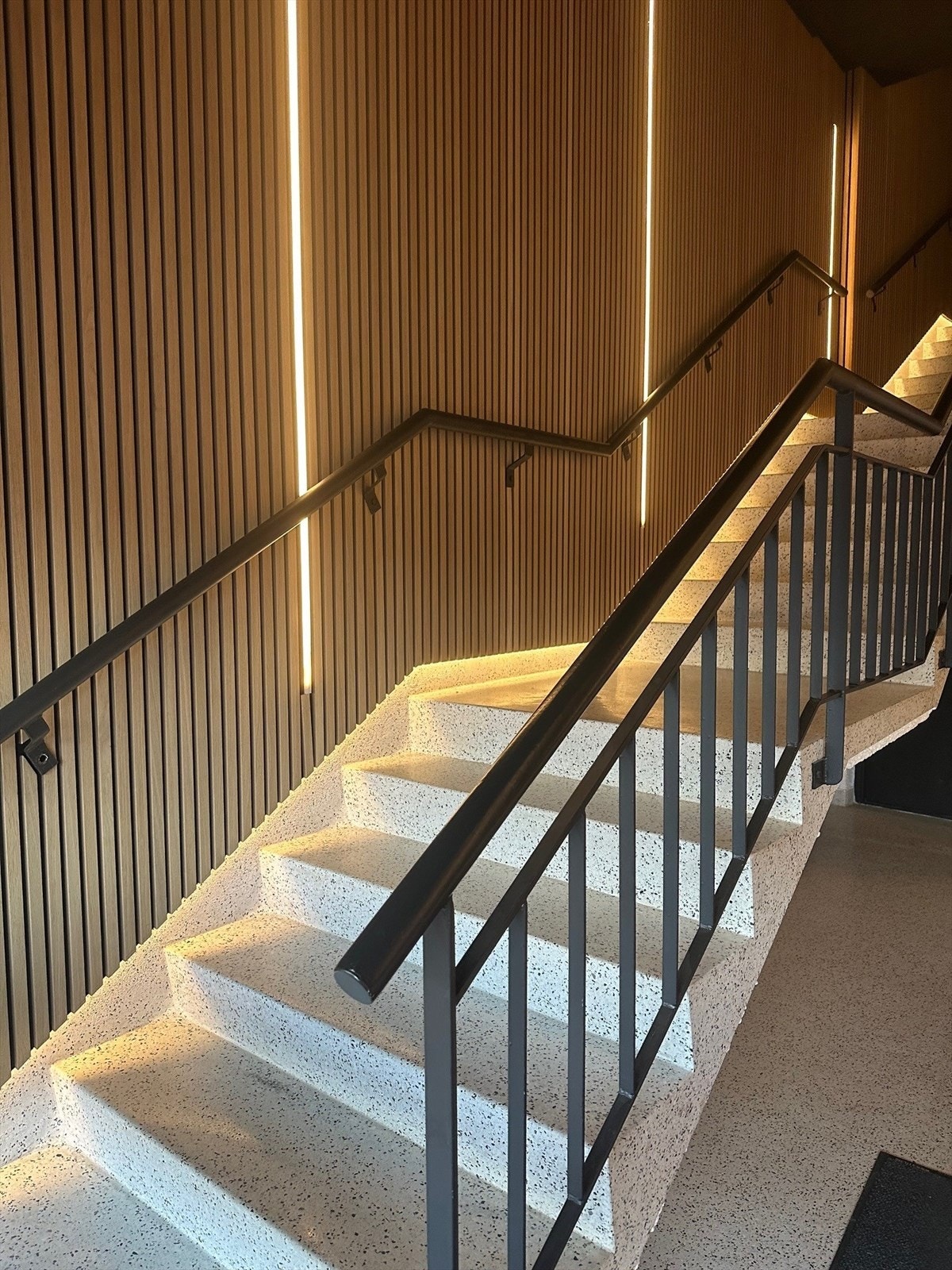 Oppgradert trappeoppgang fra inngangspartiet ved garasjen. Galleribilde