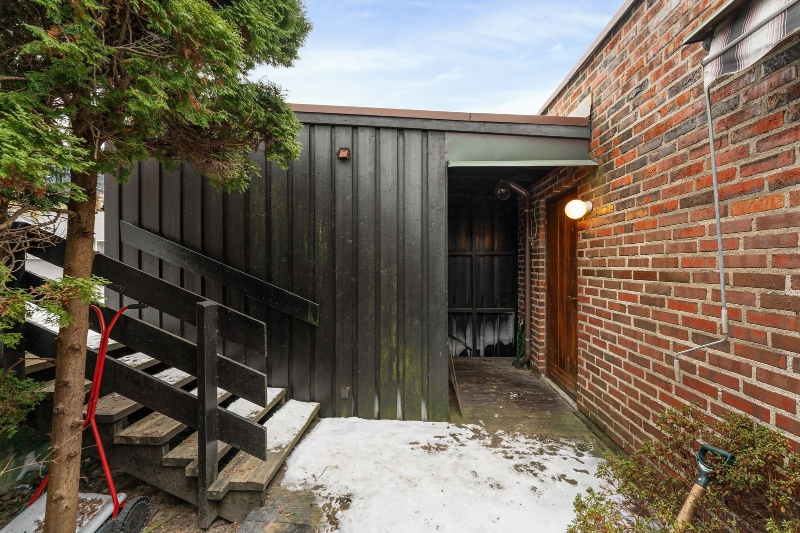 Leiligheten har egen inngang og ligger på bakkeplan i byggets øverste etasje. Galleribilde