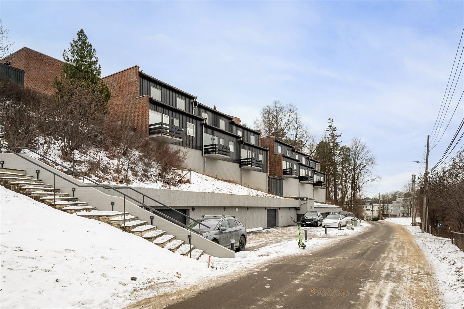 Leiligheten har bruksrett til en garasjeplass. Galleribilde