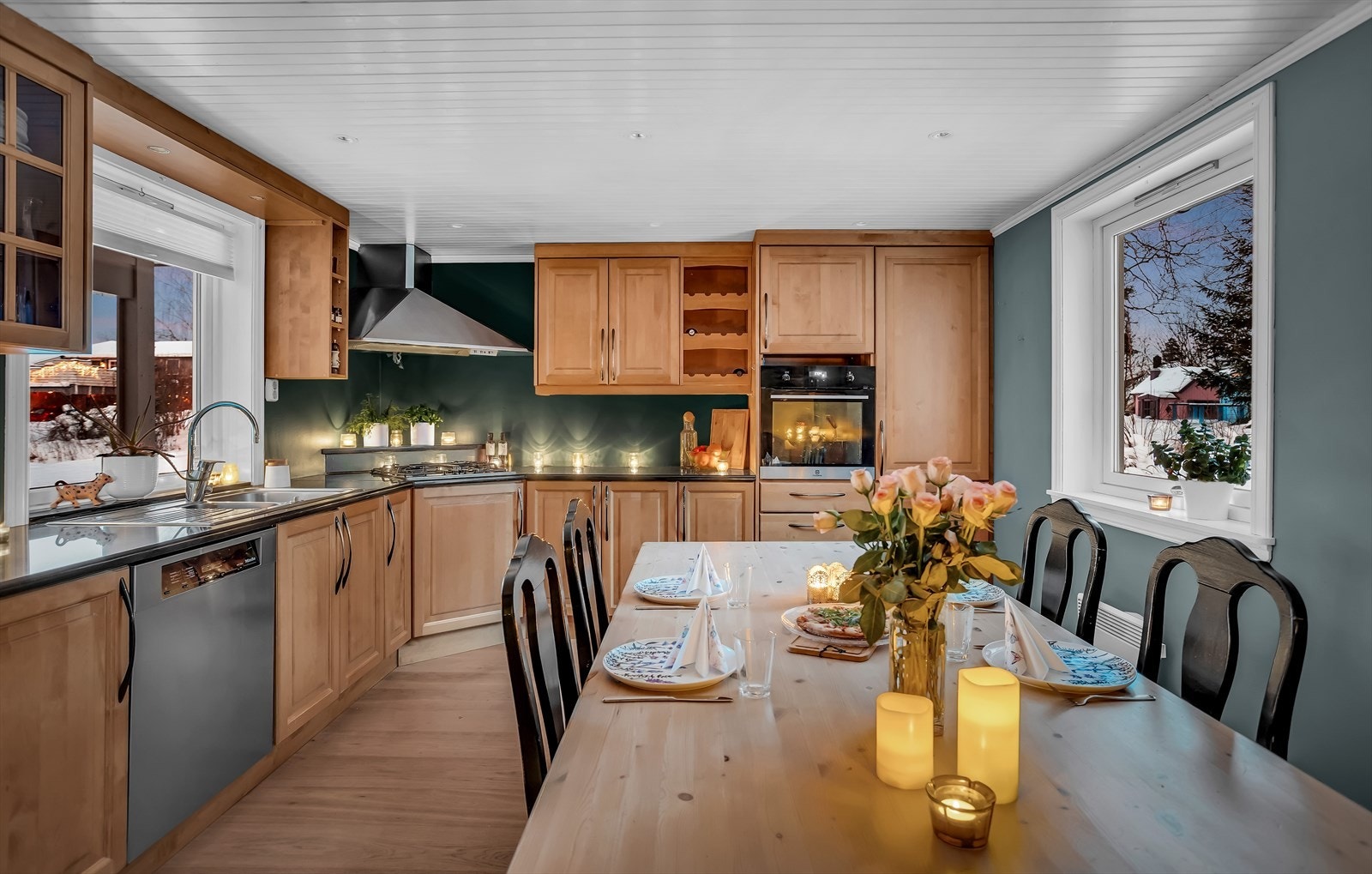 God belysning over arbeidsflatene og spiseplassen. Galleribilde