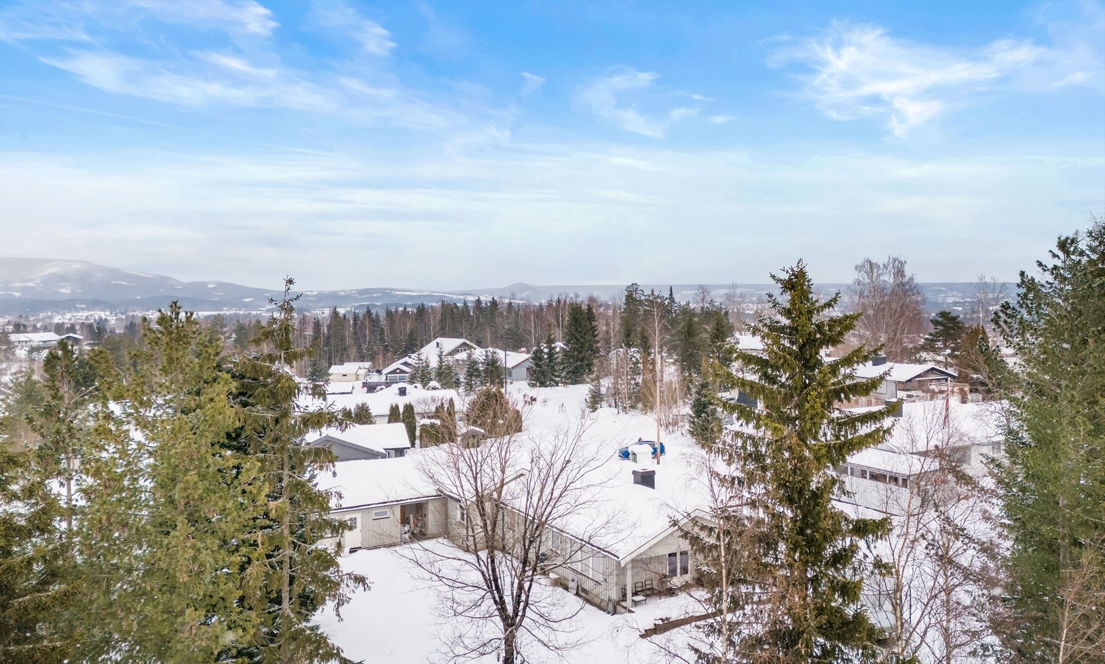 Beliggenhet i et etablert og rolig boligområde, ideelt for barnefamilier. Galleribilde
