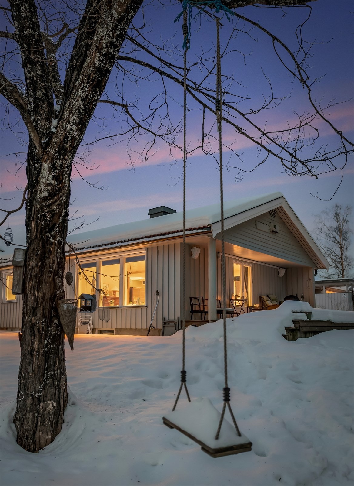 Hagen er pent opparbeidet med plen og beplantning. Galleribilde