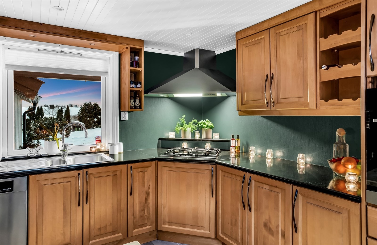 Kjøkkenventilator med avtrekk ut sikrer et godt inneklima. Galleribilde