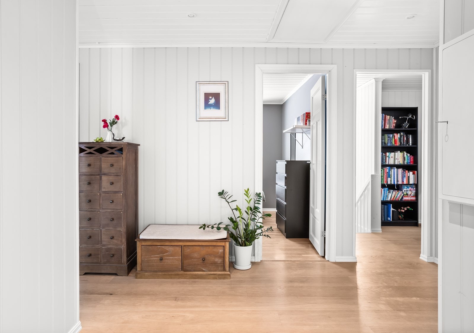 Fra gangen er det tilgang til soverommene og badet i etasjen. Galleribilde