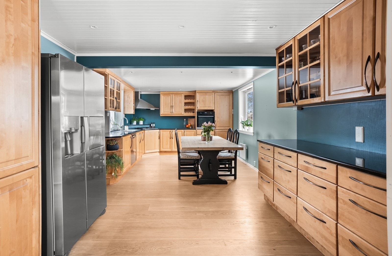 Romslig kjøkken med rikelig skap- og benkeplass. Galleribilde